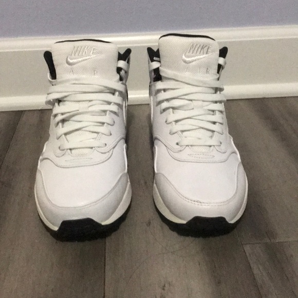 Nike Shoes - Women’s Nike air mid